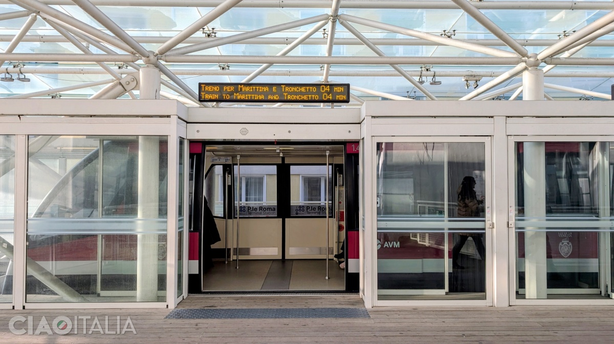 Trenurile People Mover fac legătura între Tronchetto, Stazione Marittima și Piazzale Roma.