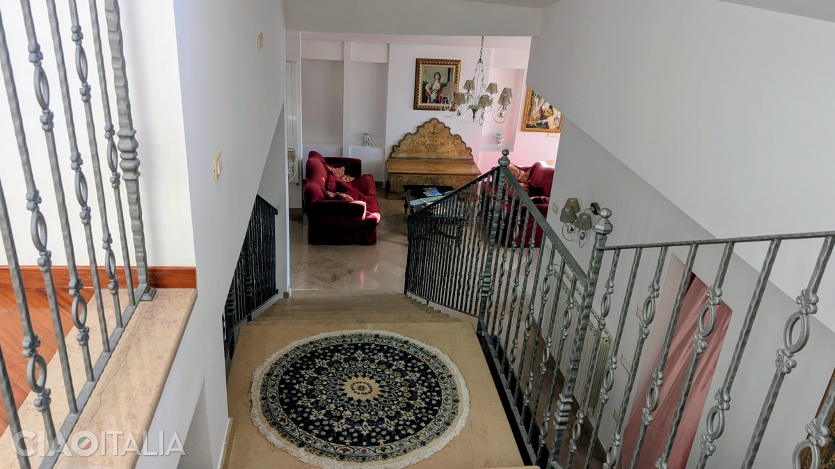 În partea de jos este salonul, iar la etaj cele câteva camere.