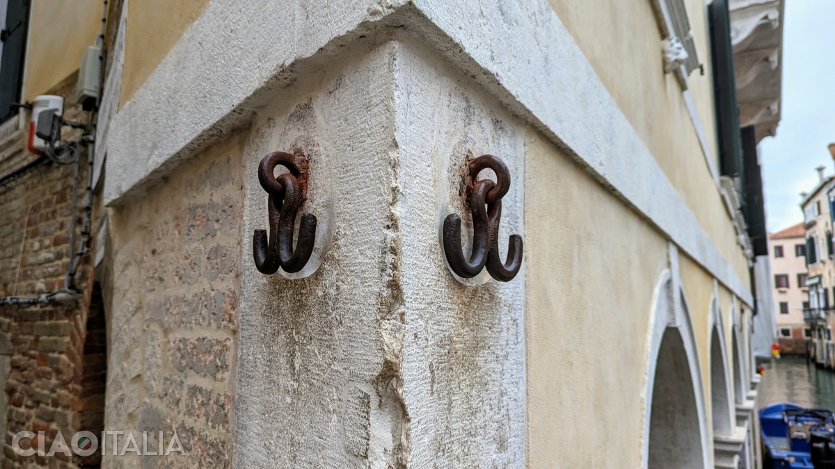 Se spune că dacă atingi aceste cârlige vei avea noroc.