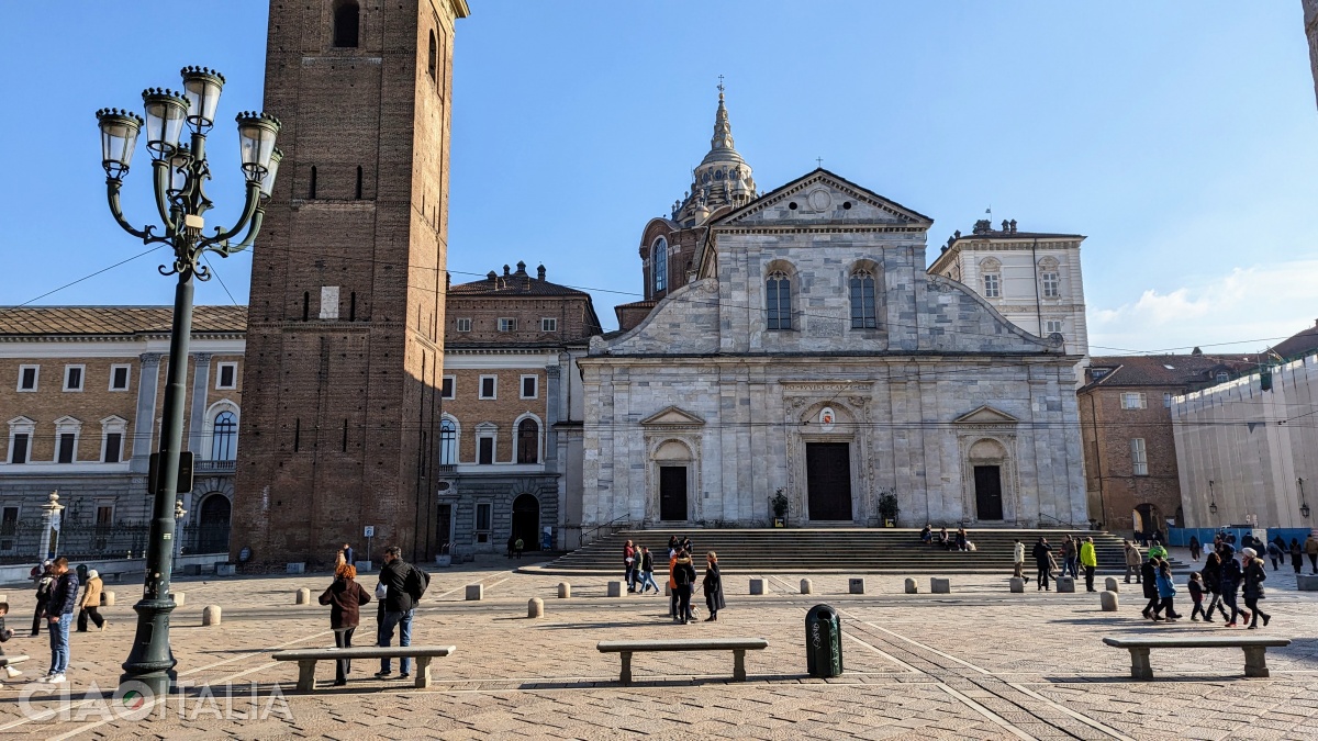 Catedrala Sf. Ioan Botezătorul (Domul) din Torino este situată în Piazza San Giovanni. În stânga sa se află turnul clopotniță, înalt de 62m.