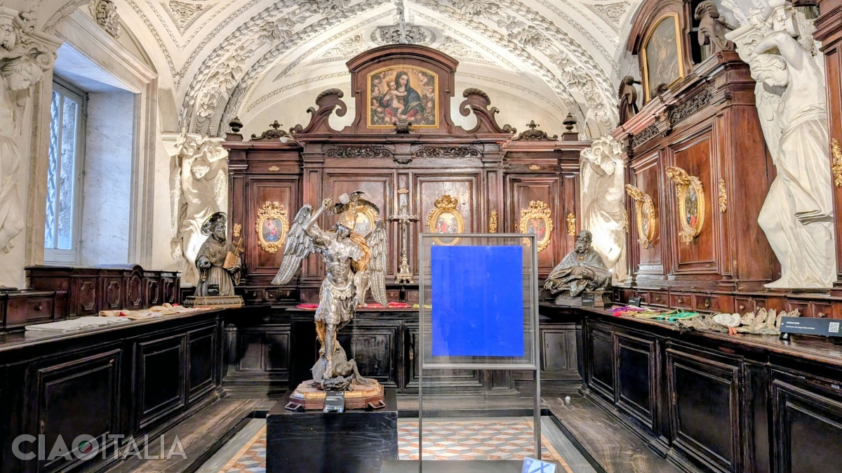 Sacristia capelei San Gennaro este decorată cu picturi de Luca Giordano.