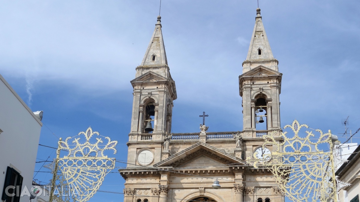 Bazilica este &icirc;nchinată Sfinților Cosma și Damian, patronii spirituali ai orașului Alberobello.