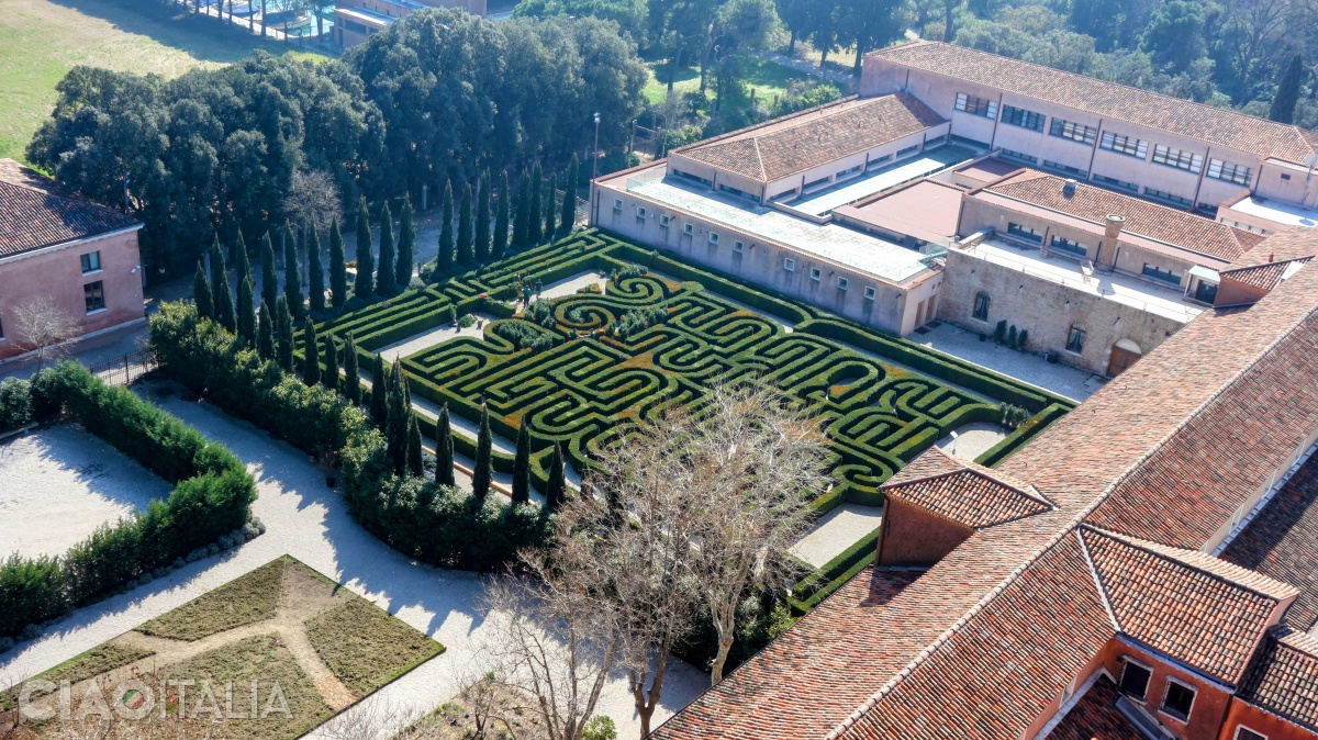 Cei peste 3200 de arbuști din labirint formează numele Borges.