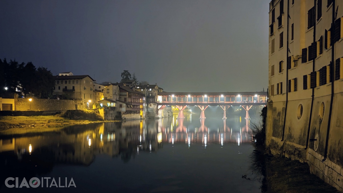 Ponte Vecchio este luminat &icirc;n timpul nopții.