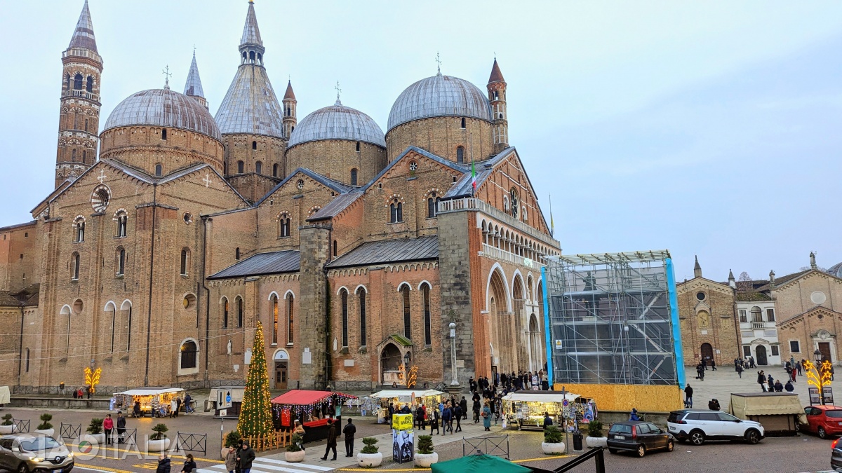 &Icirc;n fața bisericii se află statuia condotierului Gattamelata, realizată de Donatello (&icirc;n renovare &icirc;n momentul vizitei noastre).