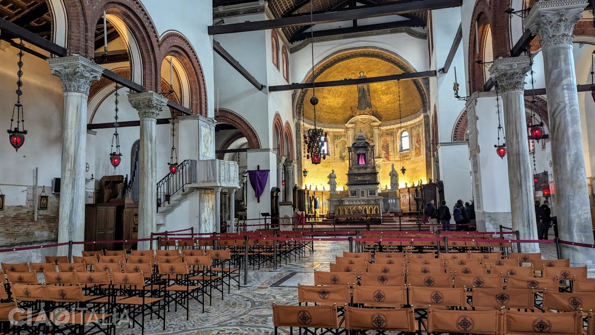 Interiorul bisericii, cu pardoseală din mozaic