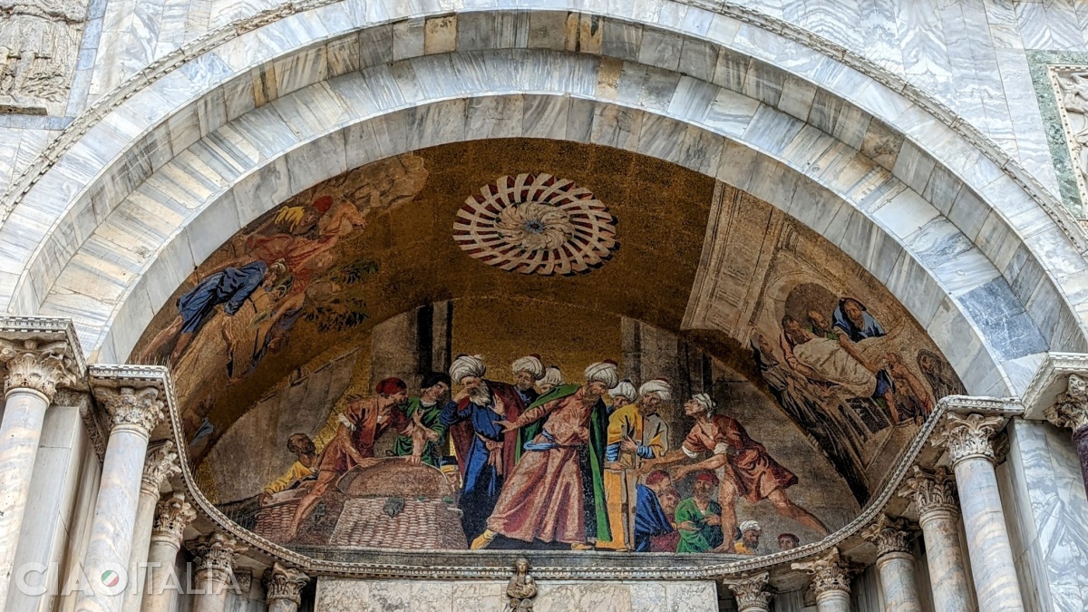 Mozaicul care reprezintă ascunderea corpului Sf. Marcu sub straturi de carne de porc, pentru a scăpa de musulmani.