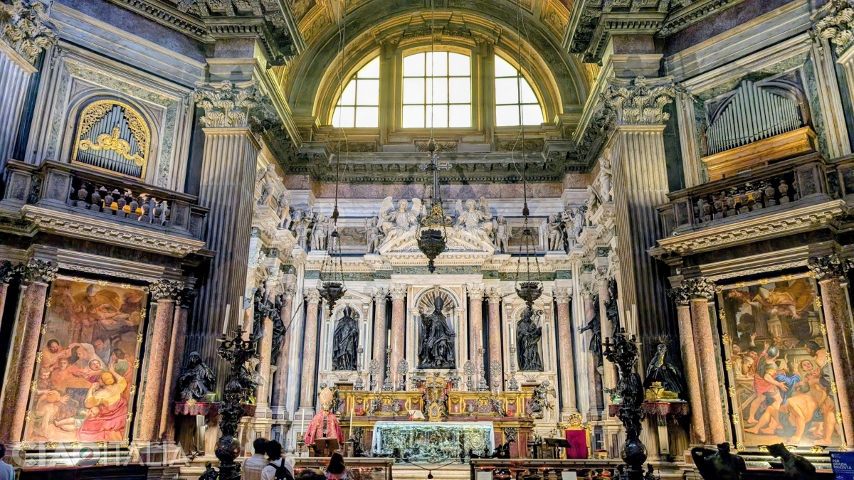 Capela San Gennaro este considerată o capodoperă a barocului napoletan.