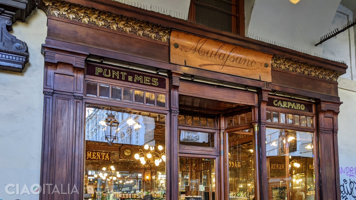 Caffè Mulassano este o cafenea micuță, aflată în galeriile din Piazza Castello.