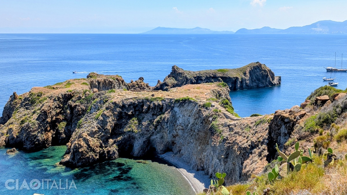 Pe Capo Milazzese, încadrat de două plaje (Cala del Morto și Cala Junco), există ruinele unei așezări preistorice.