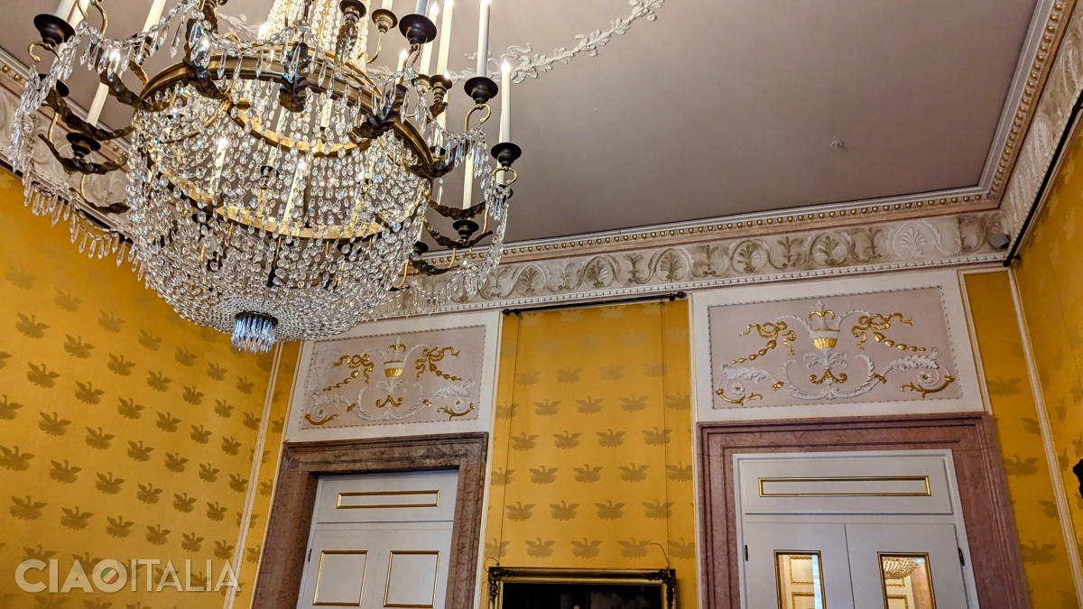Diferența dintre elementele originale și cele refăcute este evidentă dacă privești decorațiile de sub tavan.