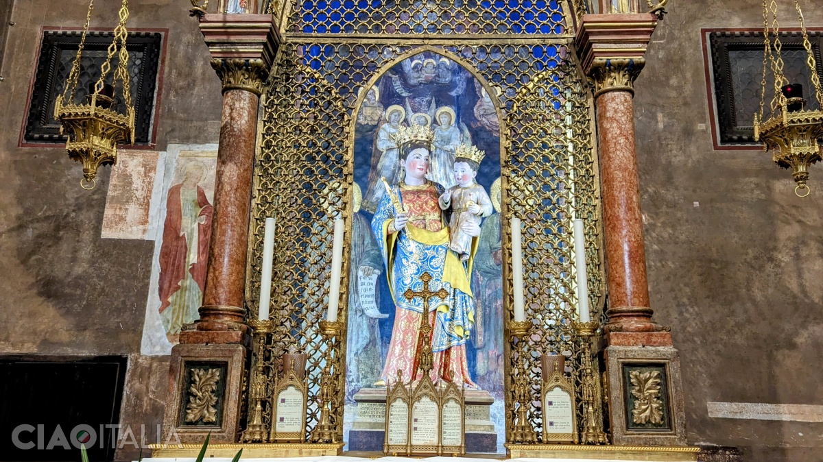 Capela Madonna Mora, cu statuia Fecioarei, realizată de un sculptor francez și cu pictura lui Giotto în spate.