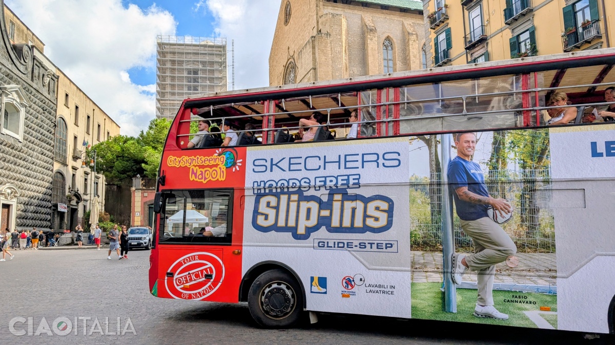 Autobuz Hop On-Hop Off în Piazza Gesù Nuovo din Napoli