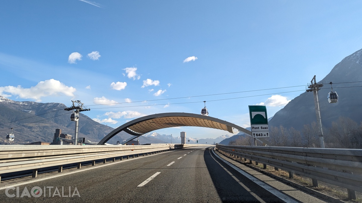 Gondola care urcă din Aosta spre Pila trece chiar pe deasupra autostrăzii A5.