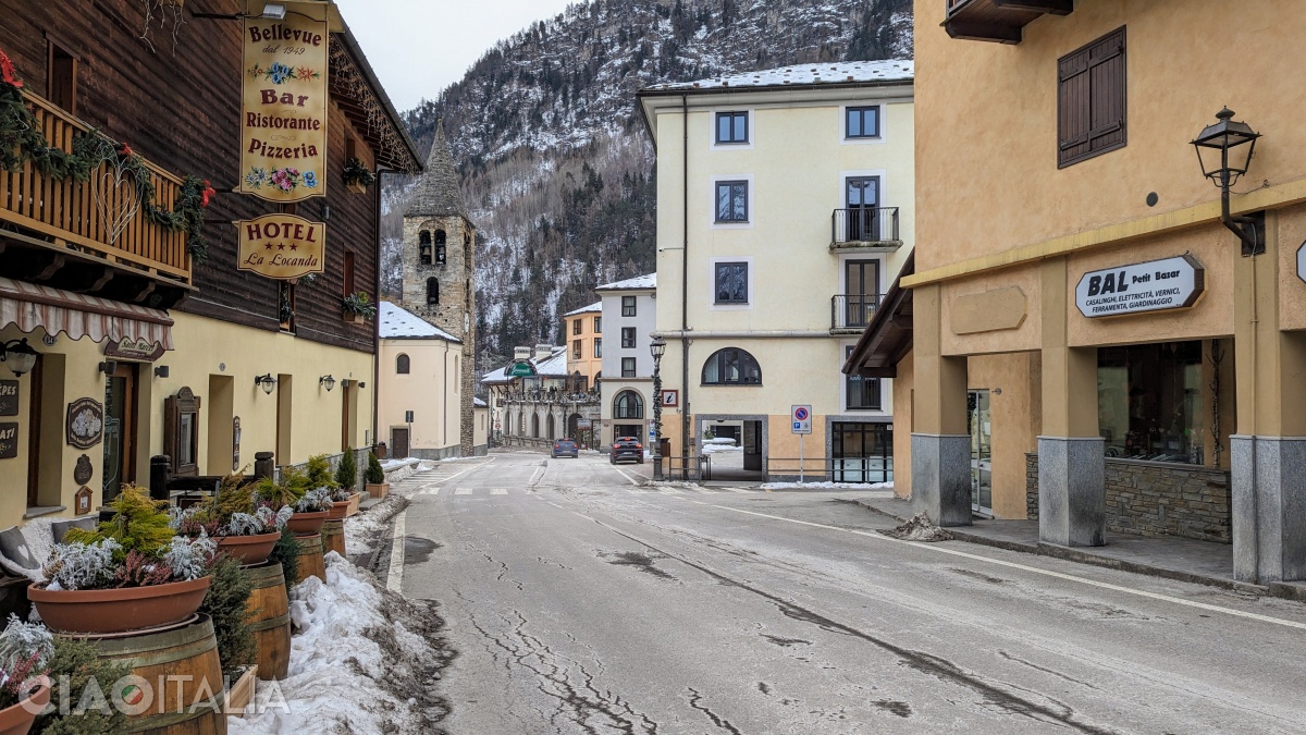 Drumul dintre La Thuile și Courmayeur trece prin centrul satului Pré-Saint-Didier.