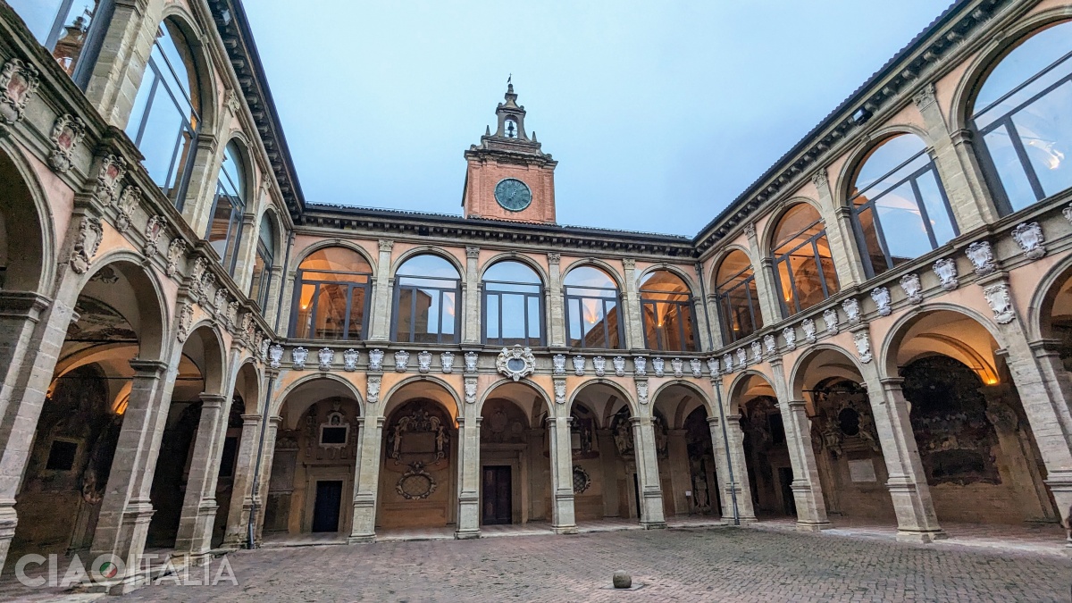 Palazzo dell'Archiginnasio este cel mai renumit palat din Bologna.
