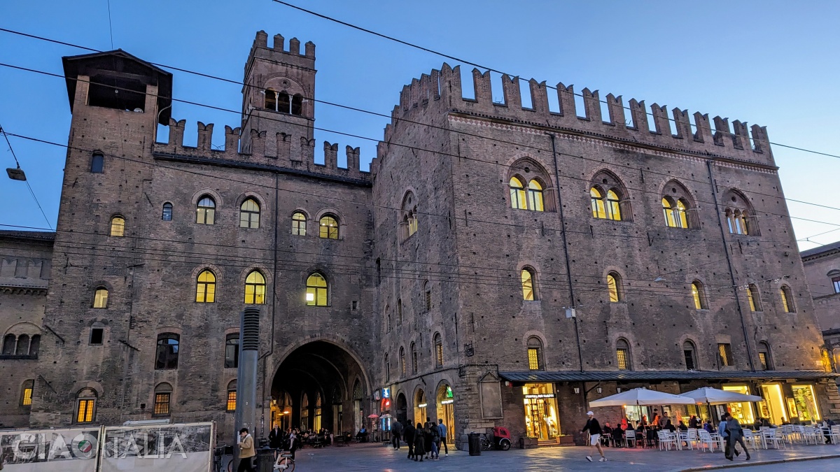 Turnul Lambertini (stânga) văzut dinspre Via Rizzoli. Acoperișul a fost adăugat la renovarea de la începutul sec. al XX-lea.