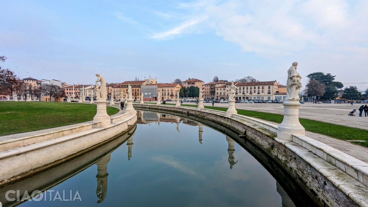 Spațiul verde din centrul pieței Prato della Valle este înconjurat de un canal cu apă, mărginit de o mulțime de statui.