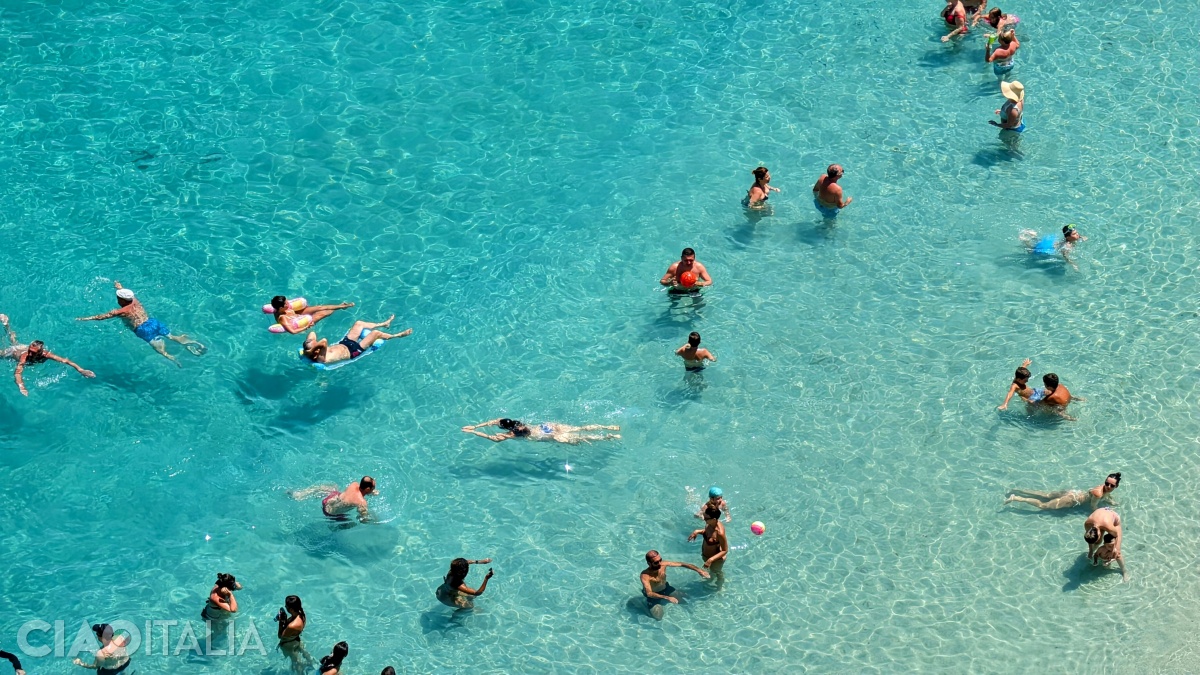 În această zonă din Tropea, marea este superbă.