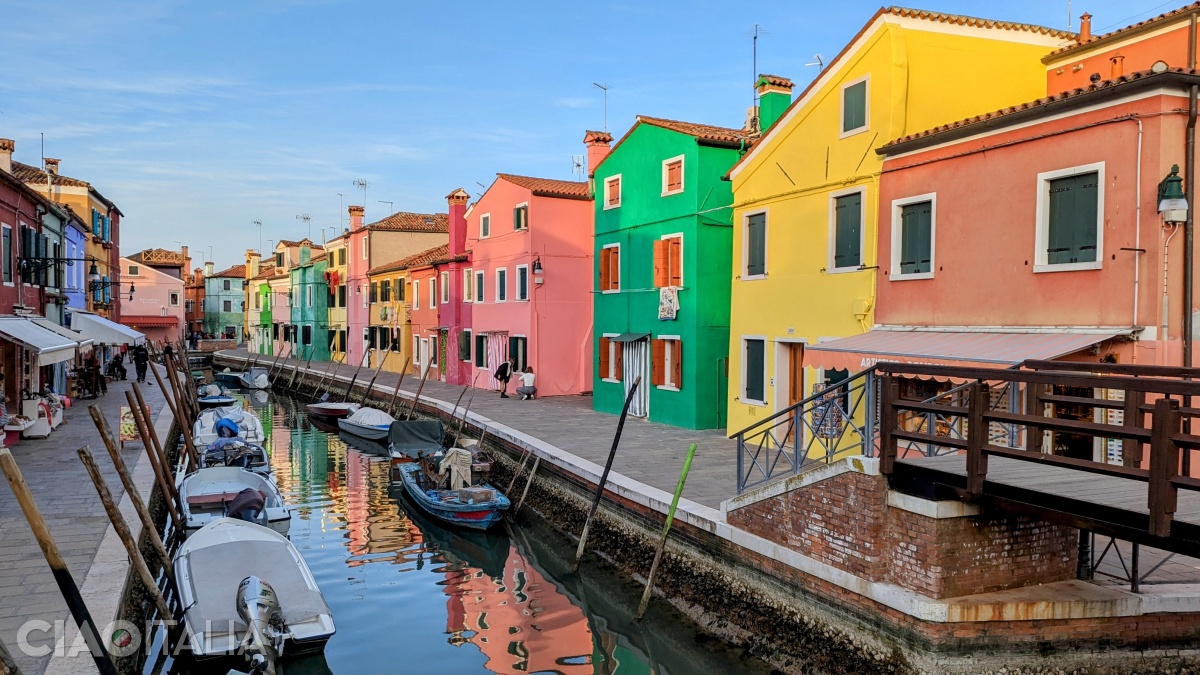 Insula Burano este renumită pentru casele sale colorate.