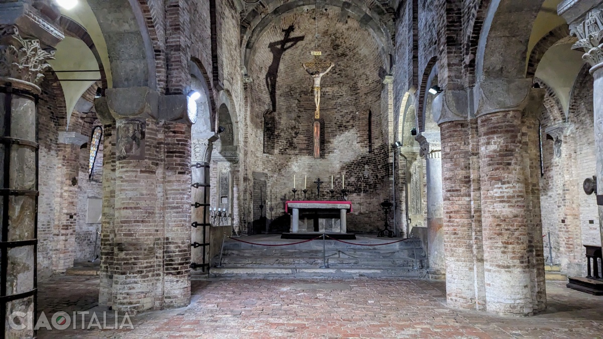 Interiorul bisericii Santi Vitale e Agricola