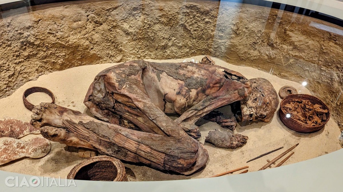 Mumia descoperită la Gebelein are o vechime de circa 5600 de ani, aparținând Perioadei Predinastice.