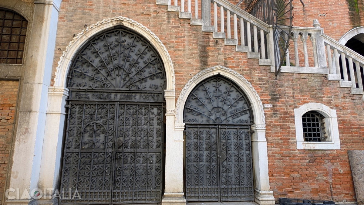 Pe poarta mai mare este inscripția "Peștele de la cap se &icirc;mpute".