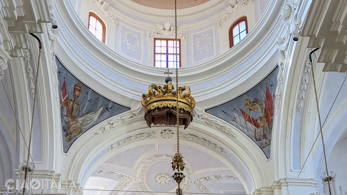 La baza cupolei sunt pictate schelete.