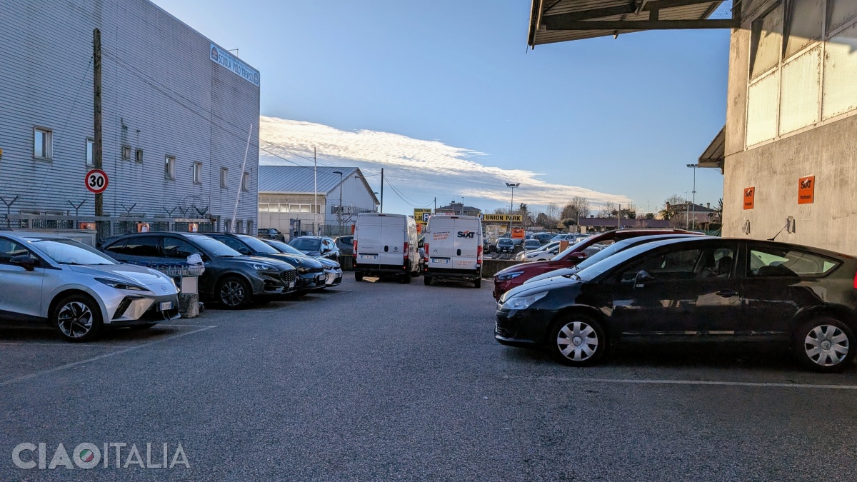 Zona exterioară a parcării de rent a car