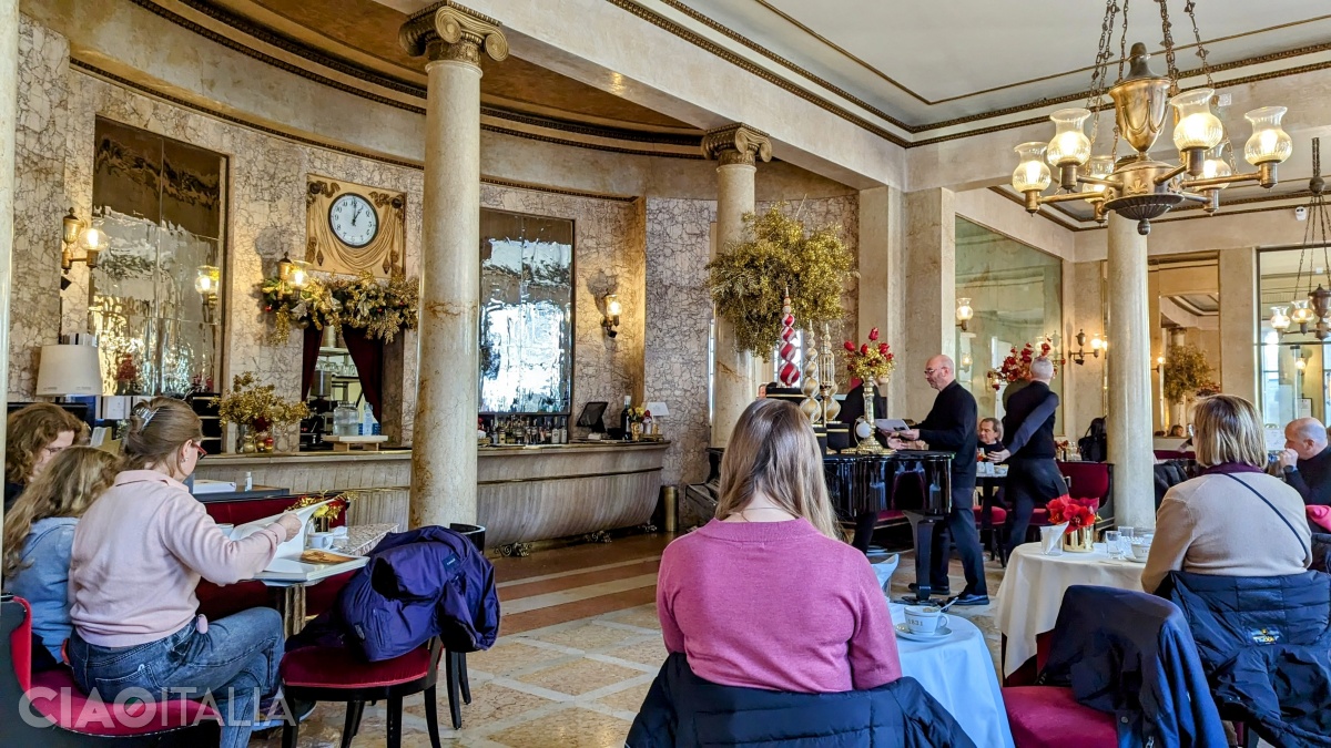 Sala roșie, care păstrează tejgheaua inițială din marmură, este nucleul cafenelei.