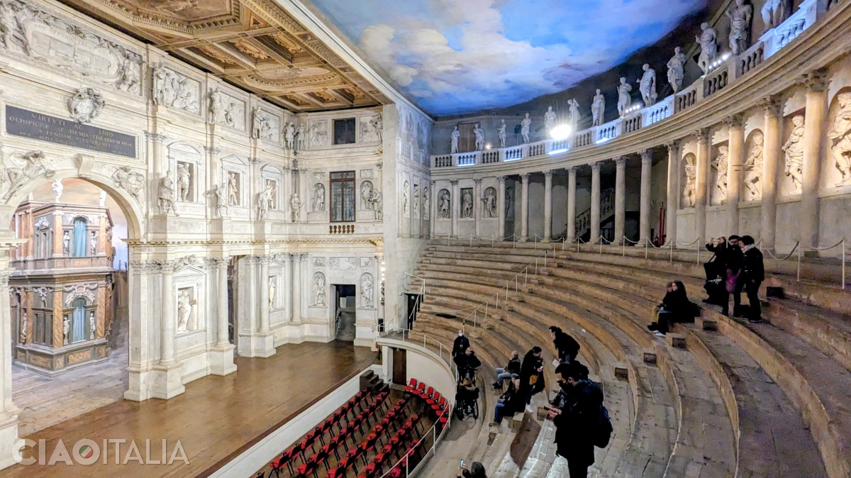 Cavea are o formă semiovală, iar cele 13 gradene din lemn sunt originale.