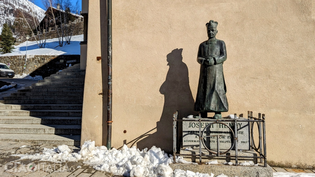 Statuia abatelui Joseph-Marie Henry se află în piața care îi poartă numele.