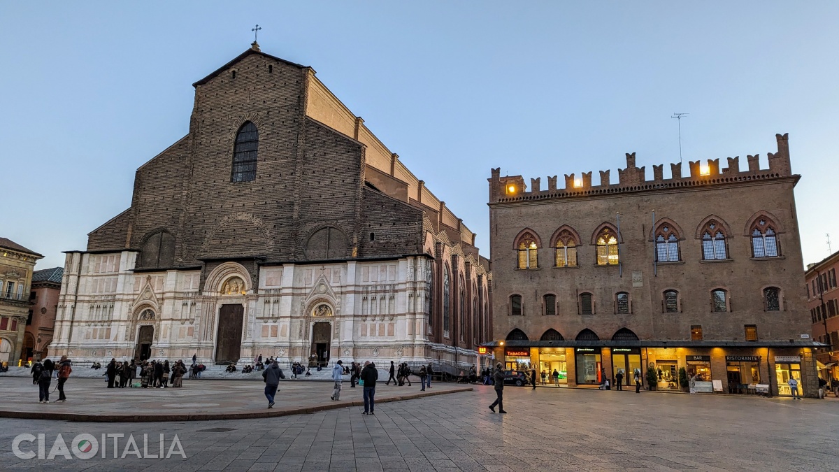 Palatul Notarilor se află în dreapta Bazilicii San Petronio.