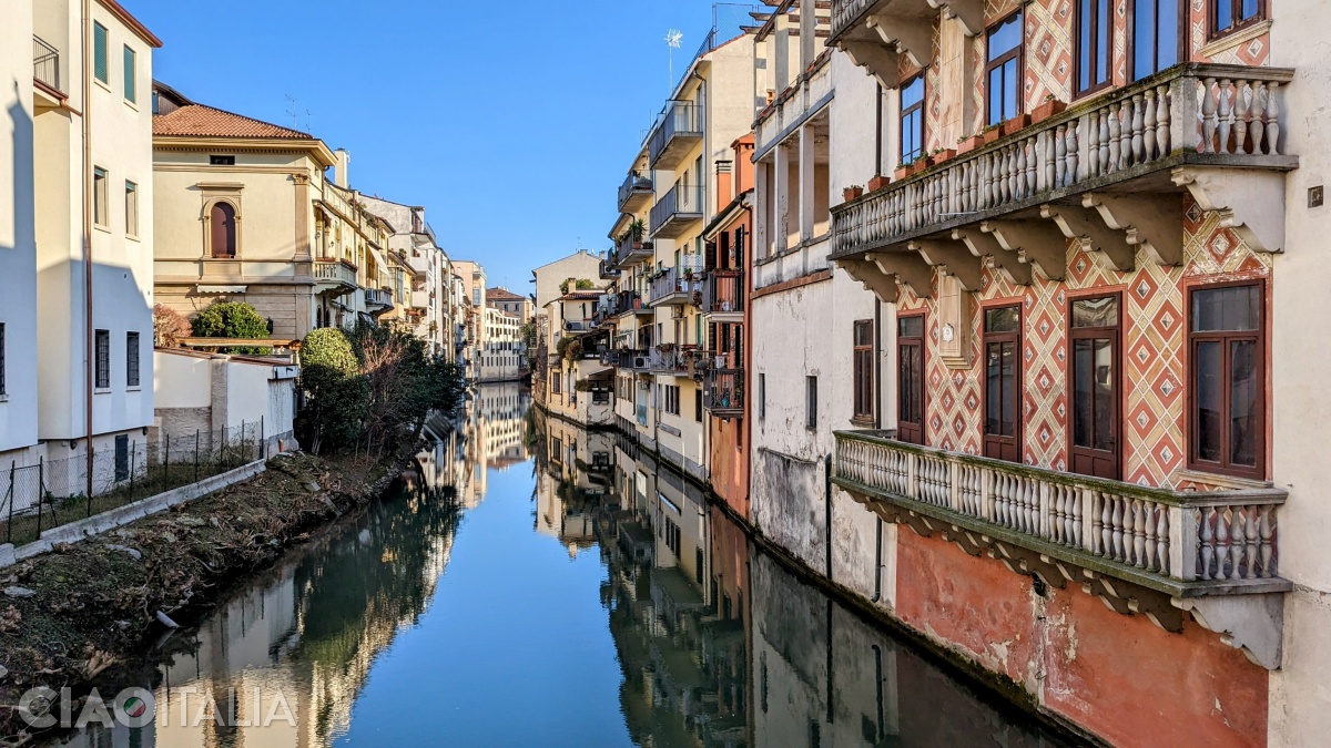 Unele părți din canalul Naviglio Interno îți vor aduce aminte de Veneția.