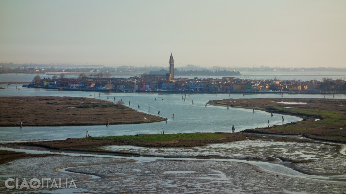 Vederea din turn către insula Burano, aflată la 5 minute distanță de mers cu vaporetto.