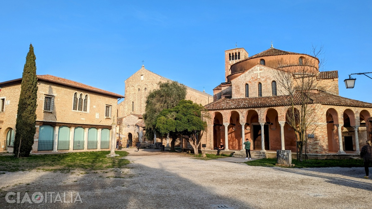 Palazzo dell'Archivio, Bazilica Santa Maria Assunta și Biserica Santa Fosca