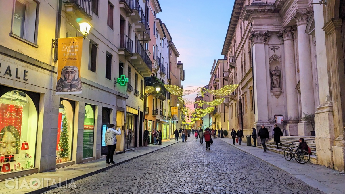 Corso Andrea Palladio traversează centrul istoric din Vicenza.