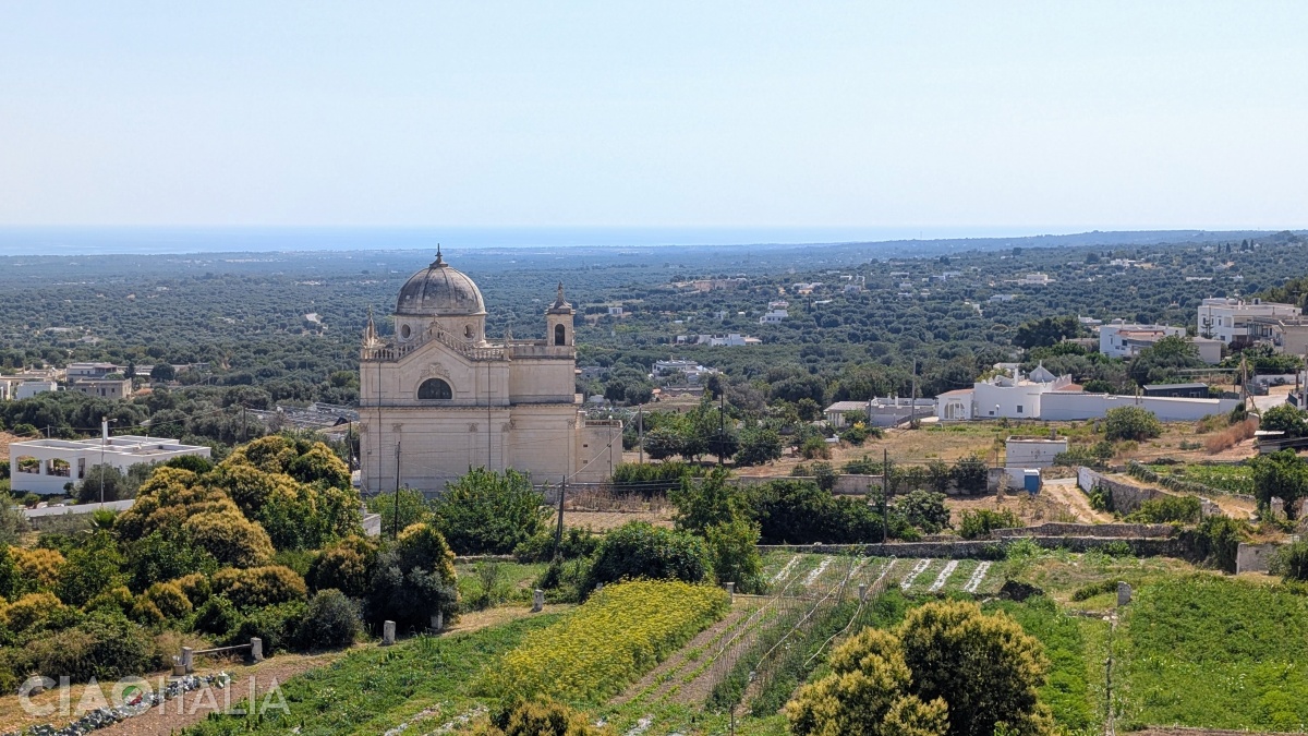 Sanctuarul Madonna della Grata este înconjurat de grădini.