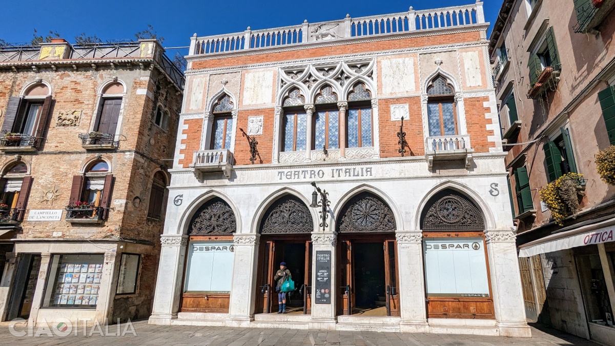 În palatul în care se afla în trecut Teatro Italia este astăzi un supermarket Despar.