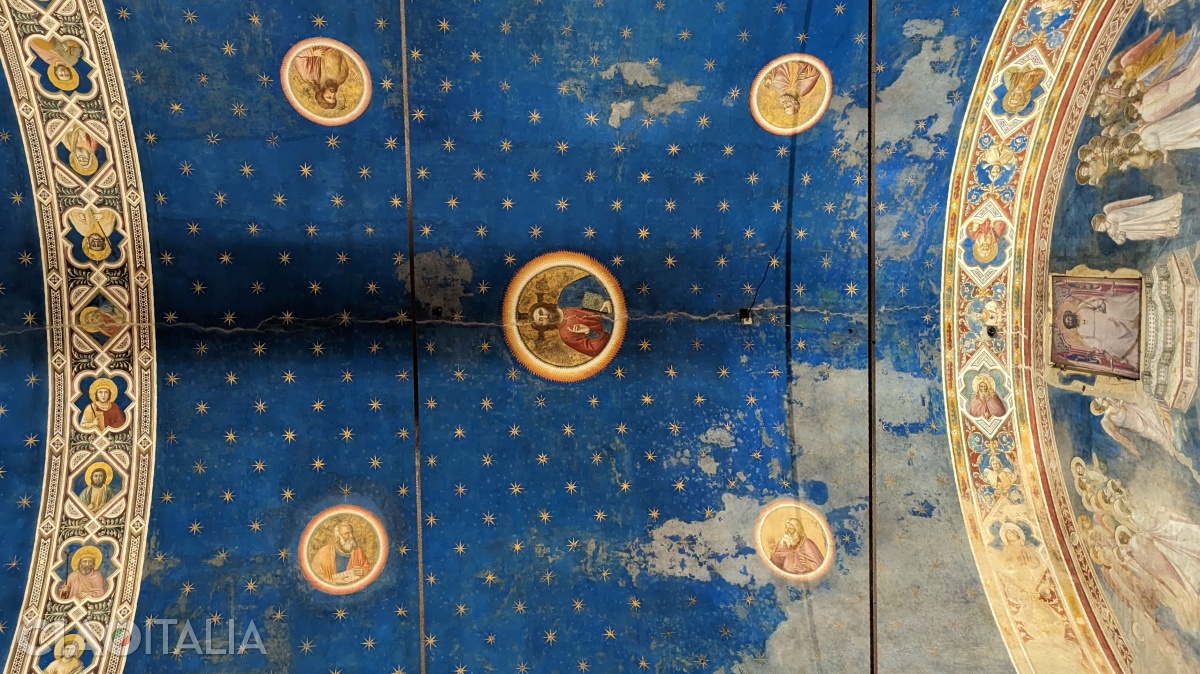 Spre altar, este Iisus care binecuv&acirc;ntează.