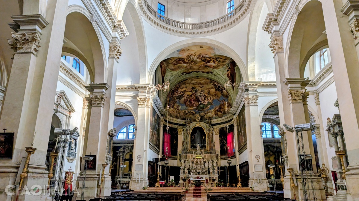 Interiorul Bisericii San Pietro di Castello