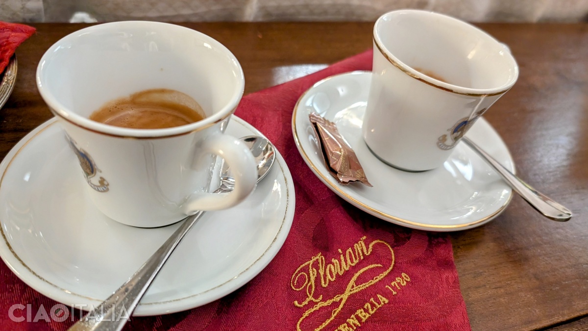 Bea măcar o cafea la Florian, cea mai veche cafenea din Italia.