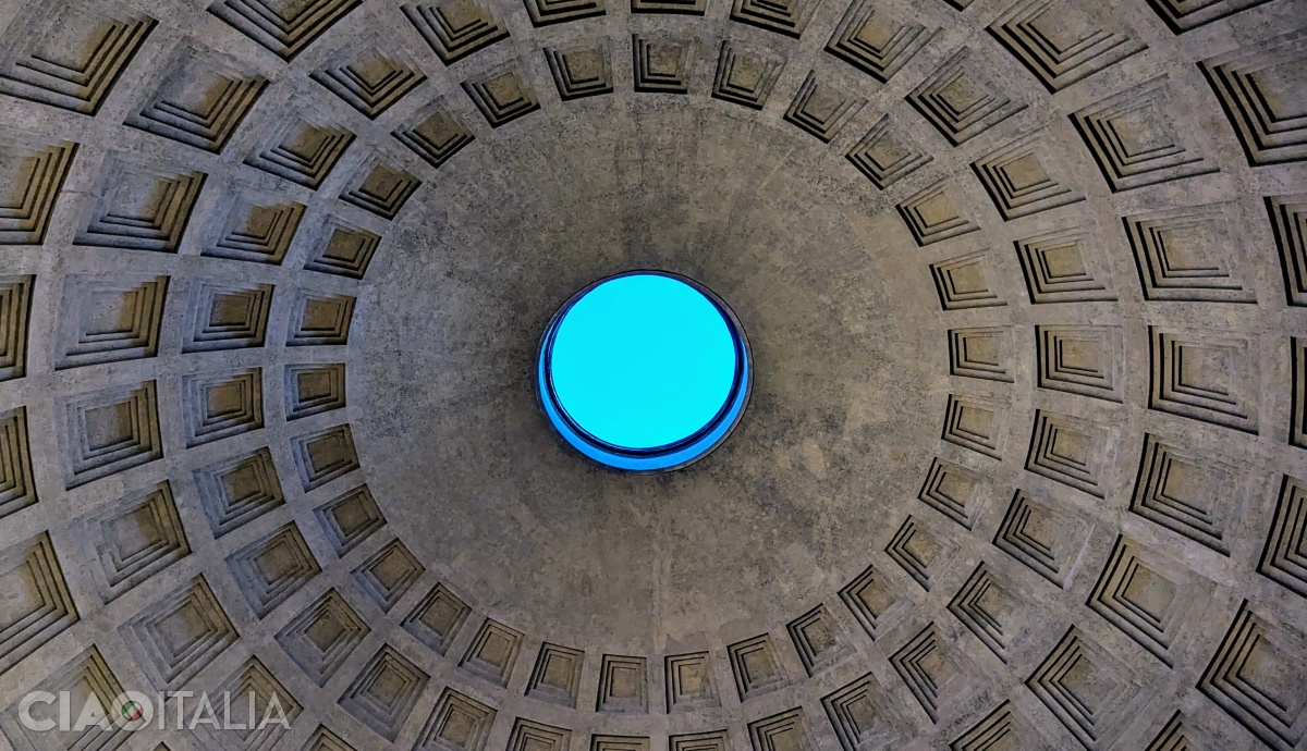 Deschizătura din mijlocul cupolei Pantheonului are diametrul de 9 metri.