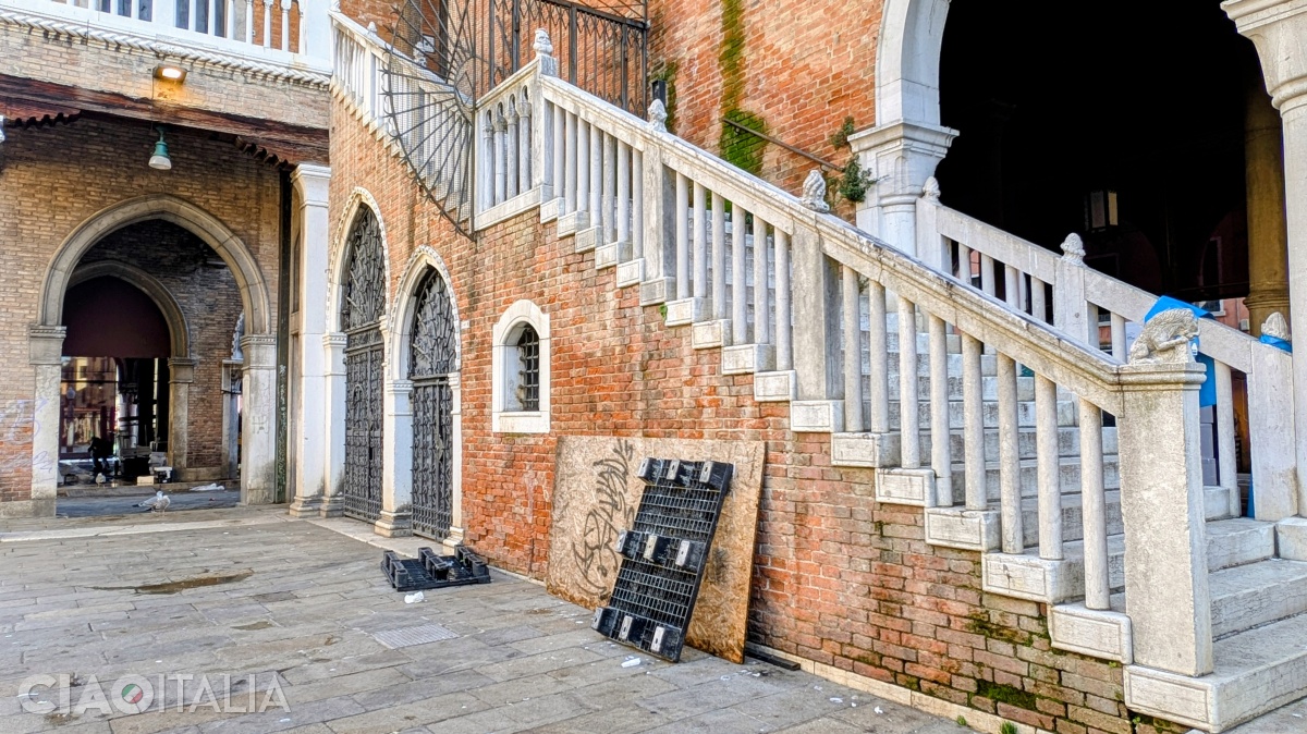 Balustrada scării este decorată cu unele elemente marine.