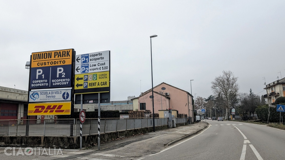 Pentru a returna mașina, urmează indicatoarele spre parcarea de rent a car.