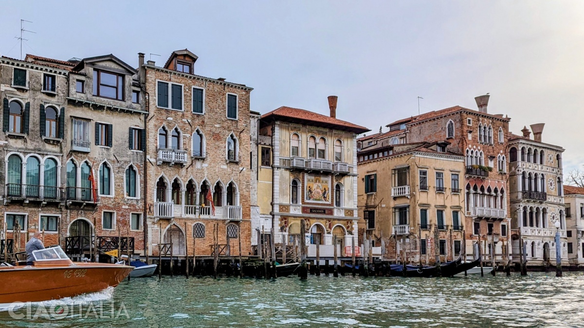 Palazzo Salviati (centru) are fațada decorată cu mozaic.