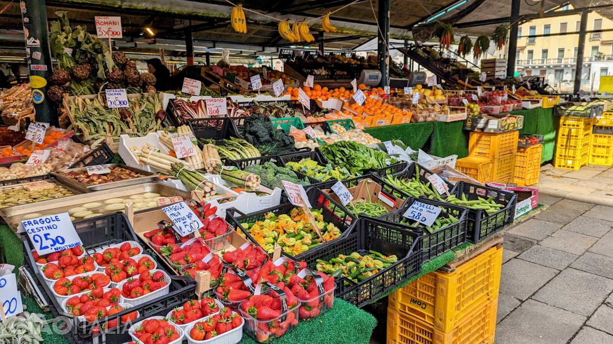 Piața de fructe și legume