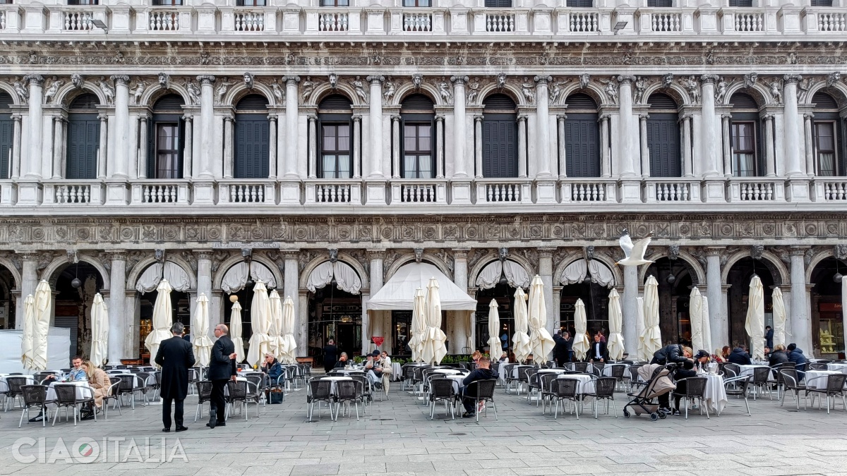 Sub arcadele de la Procuratie Nuove se află Caffè Florian, cea mai veche cafenea din Italia.