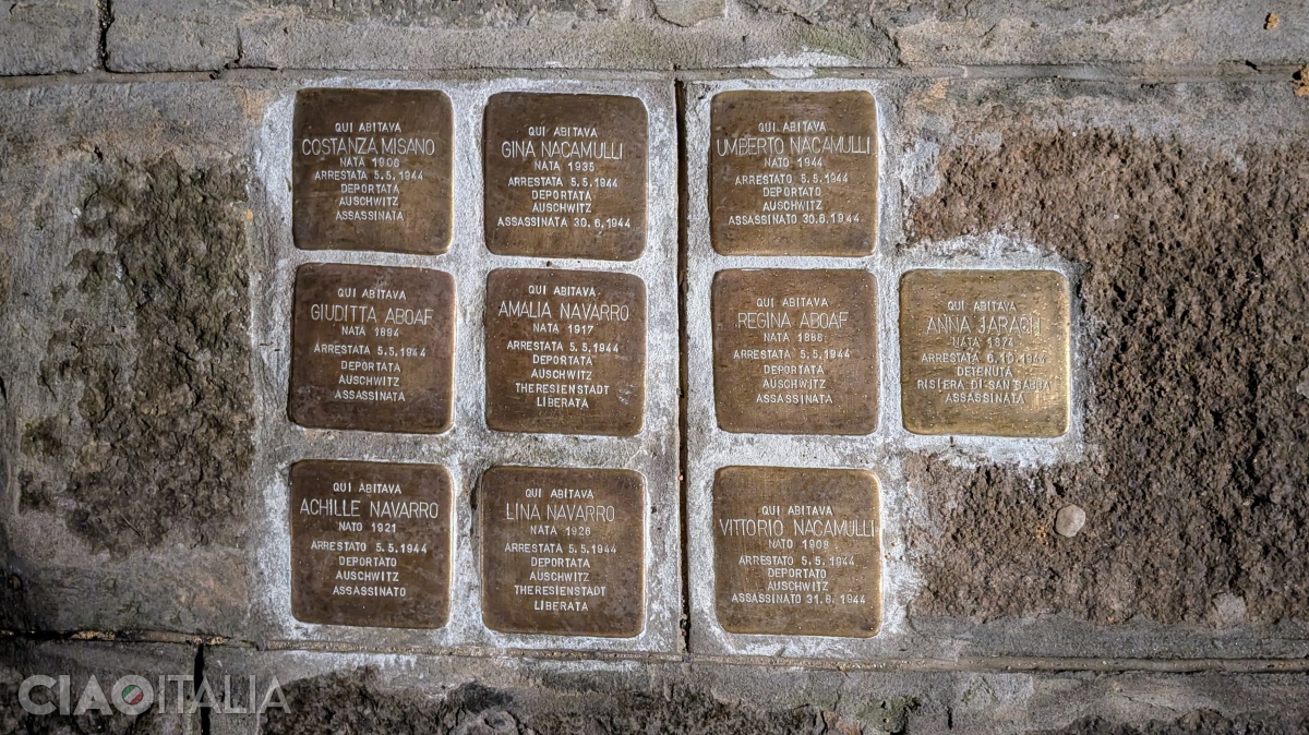 Numele victimelor regimului nazist sunt amintite de plăcuțele din pavaj.