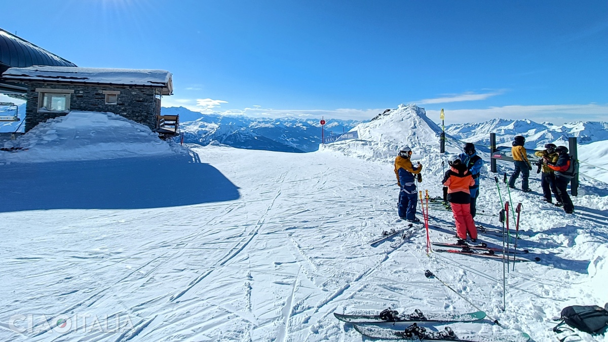 Cel mai înalt punct din care poți schia (2800m) se găsește pe versantul francez.